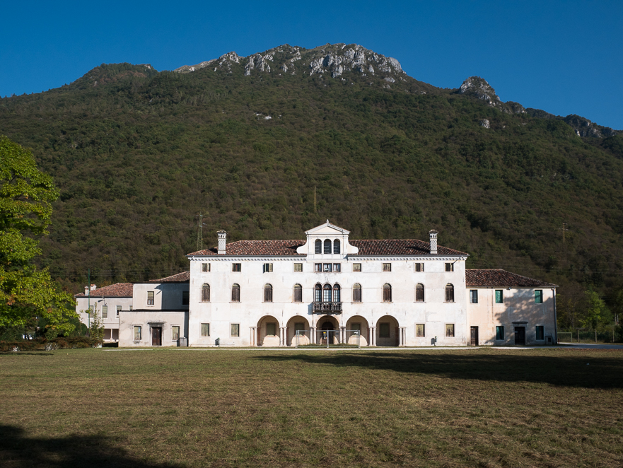 Altstadt von Belluno mit den Dolomiten im Hintergrund